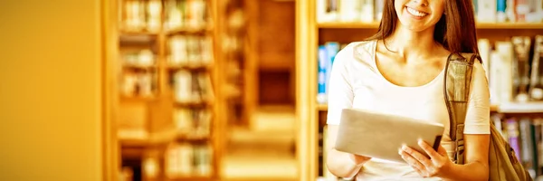 Estudante Sorrindo Usando Computador Tablet Uma Biblioteca — Fotografia de Stock