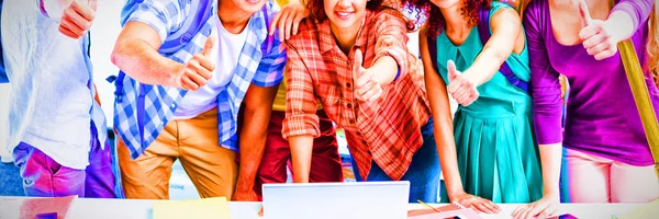 Grupo Estudantes Sorrindo Mostrando Polegares Para Cima — Fotografia de Stock