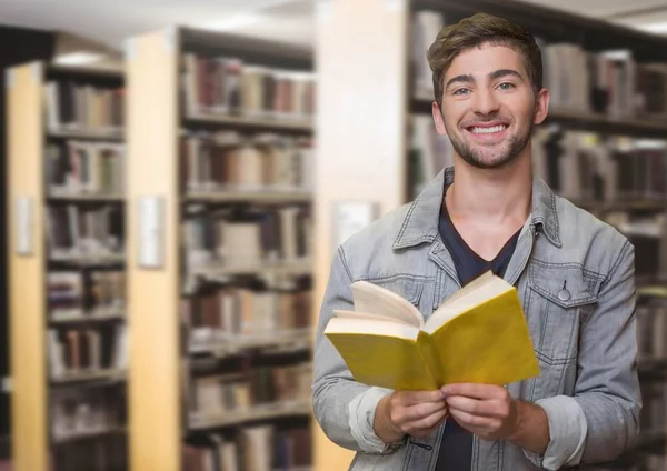 Ψηφιακός Σύνθετος Φοιτητής Άνδρα Στη Βιβλιοθήκη Της Εκπαίδευσης — Φωτογραφία Αρχείου