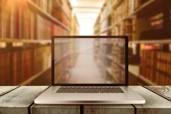 Ноутбук Екраном Проти Книжкової Полиці Крупним Планом — стокове фото