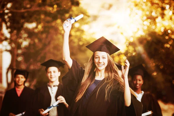 Graduate School Kids Staande Met Mate Scroll Campus School — Stockfoto