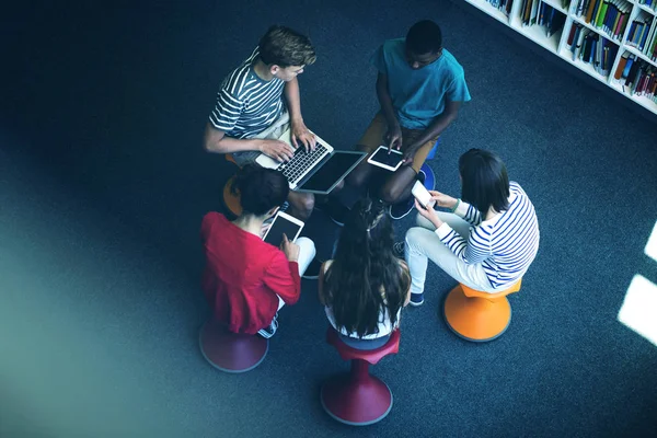 Overhead View Students Using Laptop Mobile Phone Digital Tablet Library — Stock Photo, Image