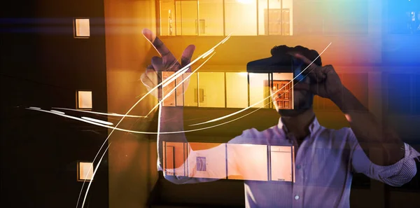 Mann Mit Virtual Reality Gerät Nachts Gegen Beleuchtetes Gebäude — Stockfoto