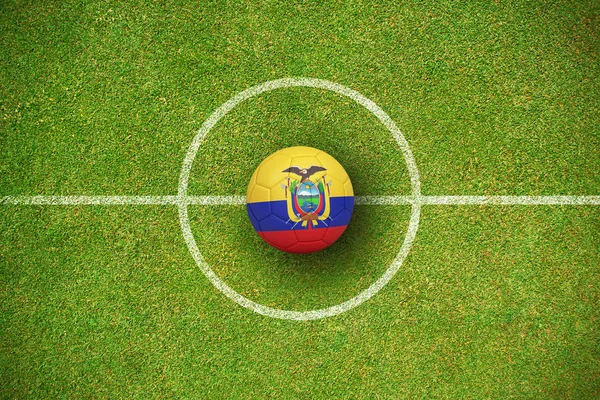 緑の背景に対してエクアドル色のサッカー — ストック写真