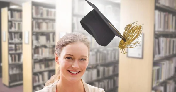 Compuesto Digital Mujer Estudiante Biblioteca Educación Con Sombrero Graduación —  Fotos de Stock