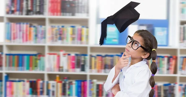 Compuesto Digital Niña Escuela Ciencias Biblioteca Educación Con Sombrero Graduación — Foto de Stock