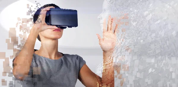 Ψηφιακός Σύνθετος Γυναίκας Μια Εικονική Πραγματικότητα Προσομοιωτή Έναντι Θέα Του — Φωτογραφία Αρχείου