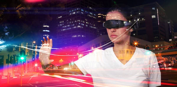 Schöne Frau Gestikuliert Während Sie Virtuelle Videobrille Gegen Beleuchtete Straßen — Stockfoto