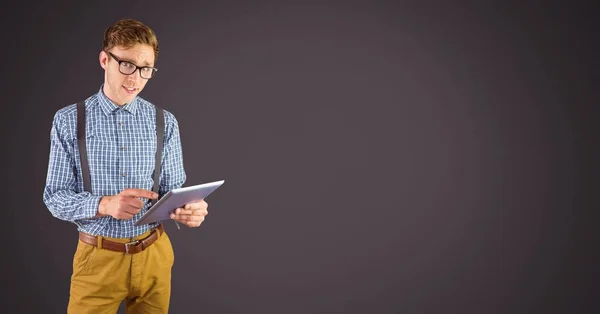 Digitales Zusammenspiel Des Menschen Mit Tablet Mit Grauem Hintergrund — Stockfoto