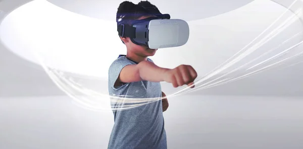 Junge Benutzt Virtual Reality Headset Während Vor Weißem Hintergrund Gestikuliert — Stockfoto