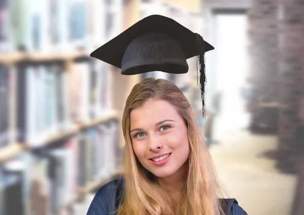 Cyfrowy Kompozytowy Student Kobiety Bibliotece Edukacja Graduacyjnej Kapelusz — Zdjęcie stockowe