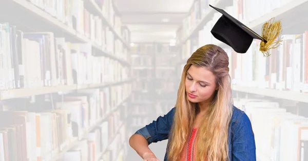 Cyfrowy Kompozytowy Student Kobiety Bibliotece Edukacja Graduacyjnej Kapelusz — Zdjęcie stockowe