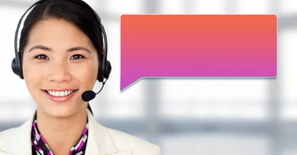 Digitales Zusammenspiel Von Kundendienstfrau Mit Chat Blase — Stockfoto