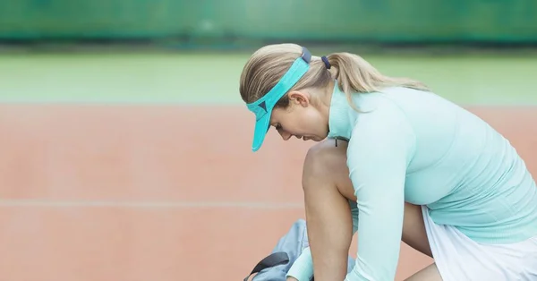 Tenis Oyuncu Kadının Hazırlanmasında Hazırlanıyor Mahkeme Üzerinde Dijital Bileşik — Stok fotoğraf