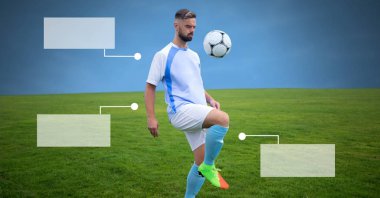 Boş Infographic panelleri ve futbolcu peyzaj ve futbol çim üzerinde dijital bileşik