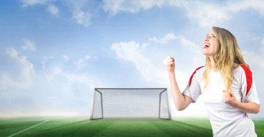 Futbol fan yumruk ve sahada gol ile kutlama dijital bileşik