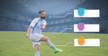 Boş Infographic panelleri ve futbolcu stadyumda çimenlerin üzerinde dijital bileşik