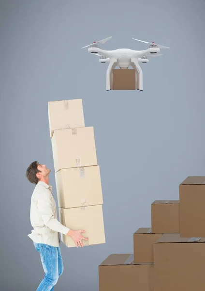 Composto Digital Pacotes Entrega Levantamento Homem Empilhados Até Drone Voando — Fotografia de Stock