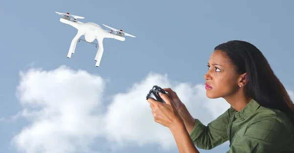 ドローン シルエットの空を飛ぶ女性のデジタル合成 — ストック写真