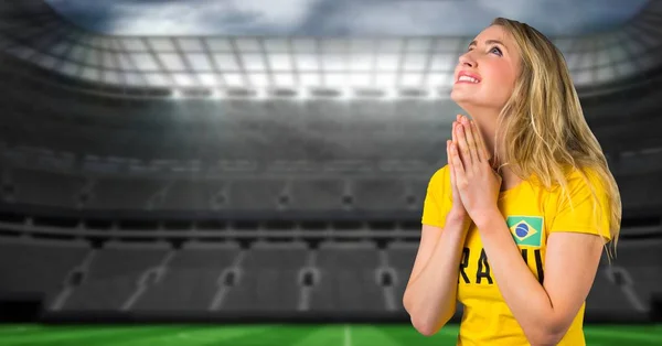 Digitale Composiet Van Braziliaanse Voetbal Fan Bidden Hopen Stadion Voor — Stockfoto