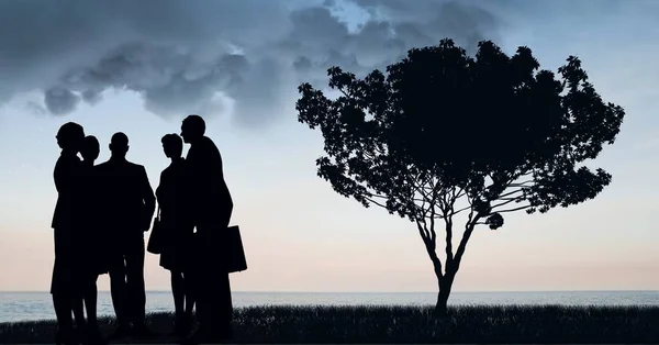 Imagen Compuesta Gente Negocios Pie Campo Con Árbol — Foto de Stock