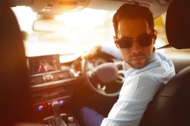 Araba kullanan bir iş adamı.