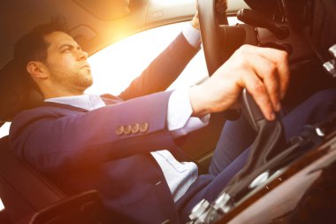 Arabasını süren adam.