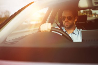 Arabasını süren adam.