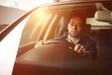 Arabasını süren adam.