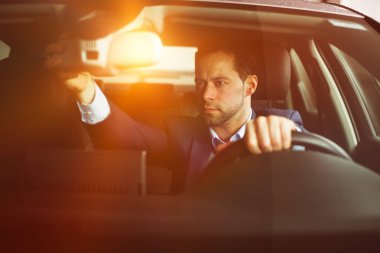 Arabasını süren adam.