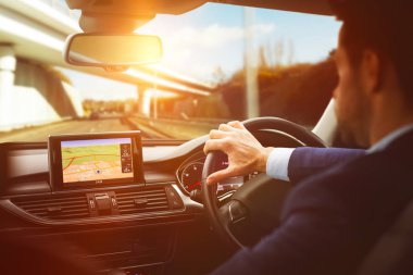 Adam dalış araba navigasyon sistemi ile 