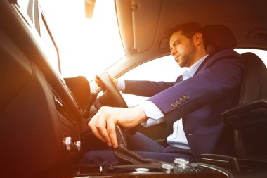 İyi giyimli adam sürücüler