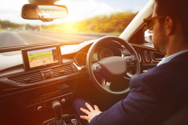 güneş gözlüğü takıyor direksiyondaki adam