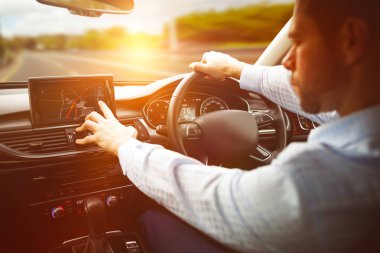 Arabaya navigasyon sistemi kullanan adam