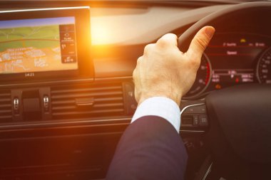 Yakın çekim direksiyon simidi ve navigasyon sistemi