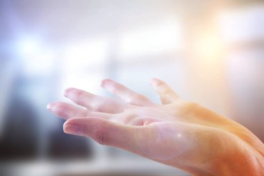 El hareketi boş sandalye ve masa ofis karşı beyaz arka plan