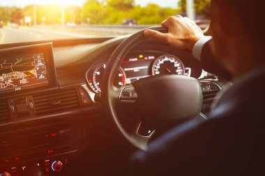 Yakın çekim direksiyon simidi ve navigasyon sistemi