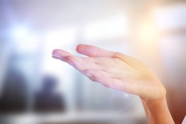 Boş sandalye ve masa ofis karşı el hareketi kadın eli kırpılmış