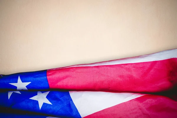 Bandeira Americana Encostada Uma Parede Bege — Fotografia de Stock