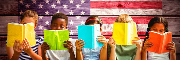 Crianças Lendo Livros Parque Contra Imagem Composta Bandeira — Fotografia de Stock