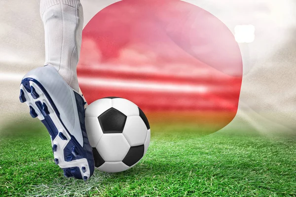 Nahaufnahme Eines Fußballers Der Ball Gegen Digital Generierte Japanische Nationalflagge — Stockfoto