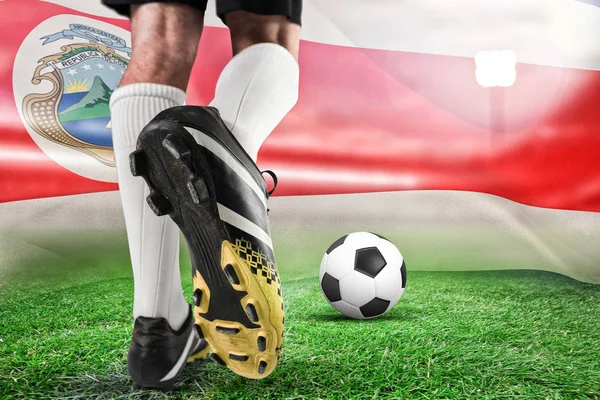 Крупный План Футбольных Ботинок Против Национального Флага Коста Рики — стоковое фото