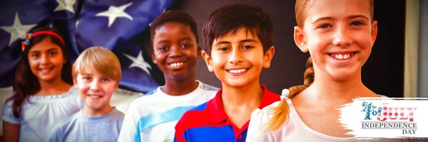 Onafhankelijkheidsdag Afbeelding Tegen Glimlachend Kleine Schoolkinderen School Corridor — Stockfoto