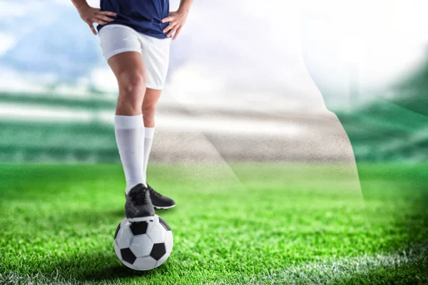 dijital olarak oluşturulan Nijeryalı ulusal bayrak karşı yakışıklı futbolcu