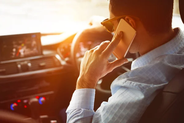 Primer Plano Del Hombre Llamando Mientras Conduce — Foto de Stock