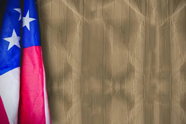 Складки Флага Сша Против Бежевой Скомканной Бумаги — стоковое фото