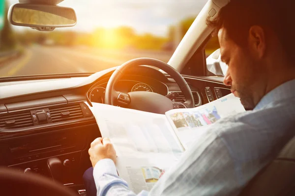 Hombre Sentado Coche Mirando Hoja Ruta — Foto de Stock