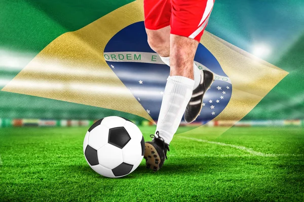 足球运动员在白色踢反对数字式地被创造的巴西国旗 — 图库照片