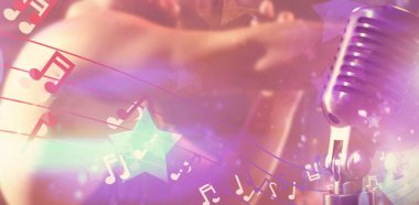 Mikrofon karşı Close-up dijital olarak serin gece hayatı yıldız ile oluşturulan