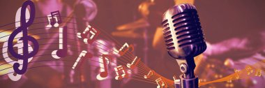 Mikrofon erkek gitarist kadın davulcuyla gerçekleştirme orta bölümünü karşı Close-up
